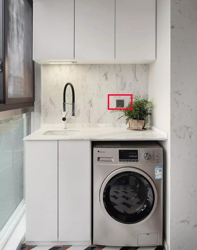 在阳台室外拉排插非常不安全,所以还是要提前预留多几个插座,方便日后