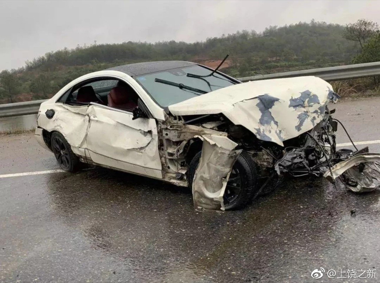 上铅快速通道又一起车祸,车头撞得稀巴烂,护栏撞倒了一大片…|车祸|撞倒|护栏_新浪新闻