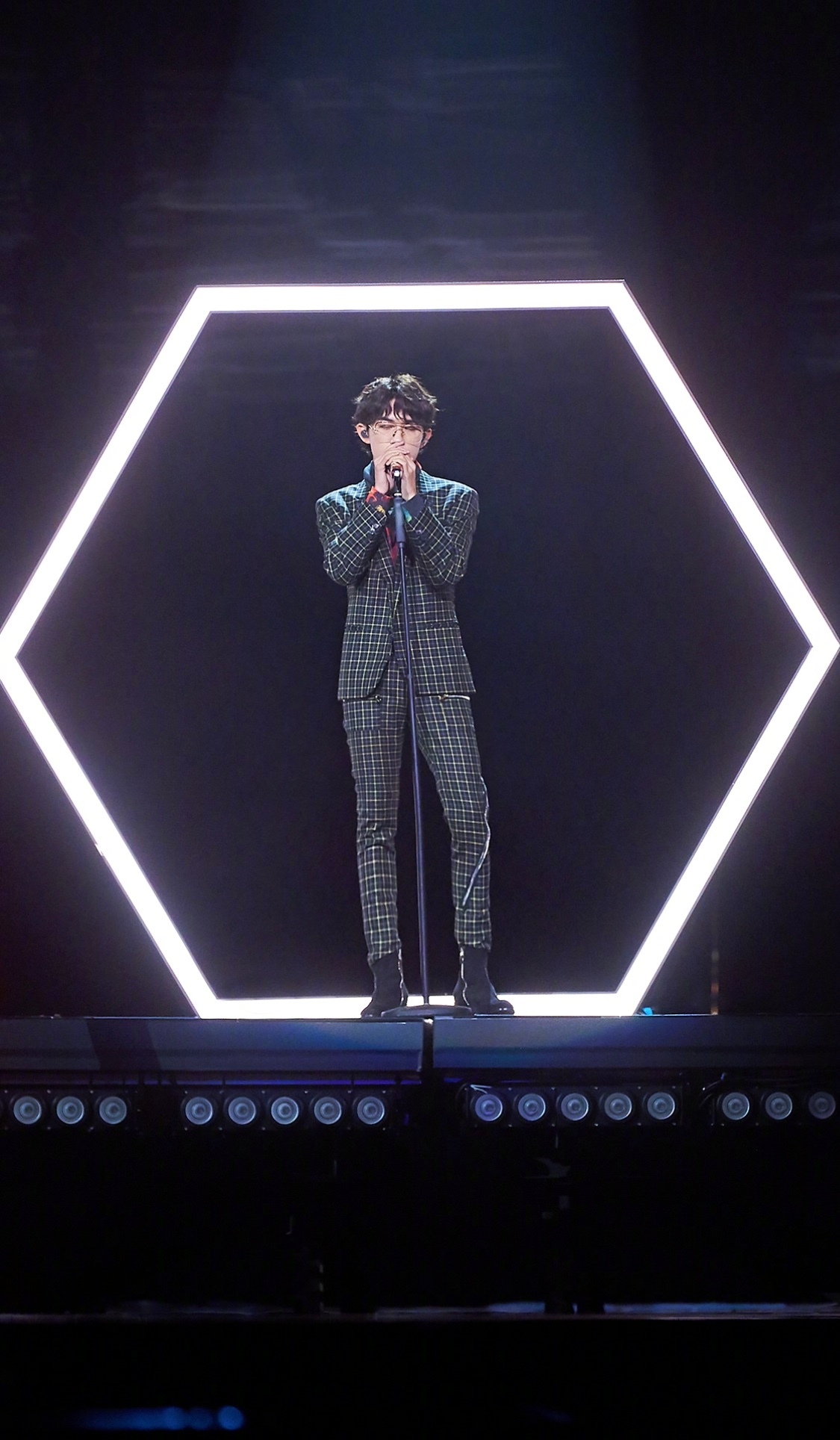 11月10日,2019 上演唱《fall》的@tfboys-易烊千玺