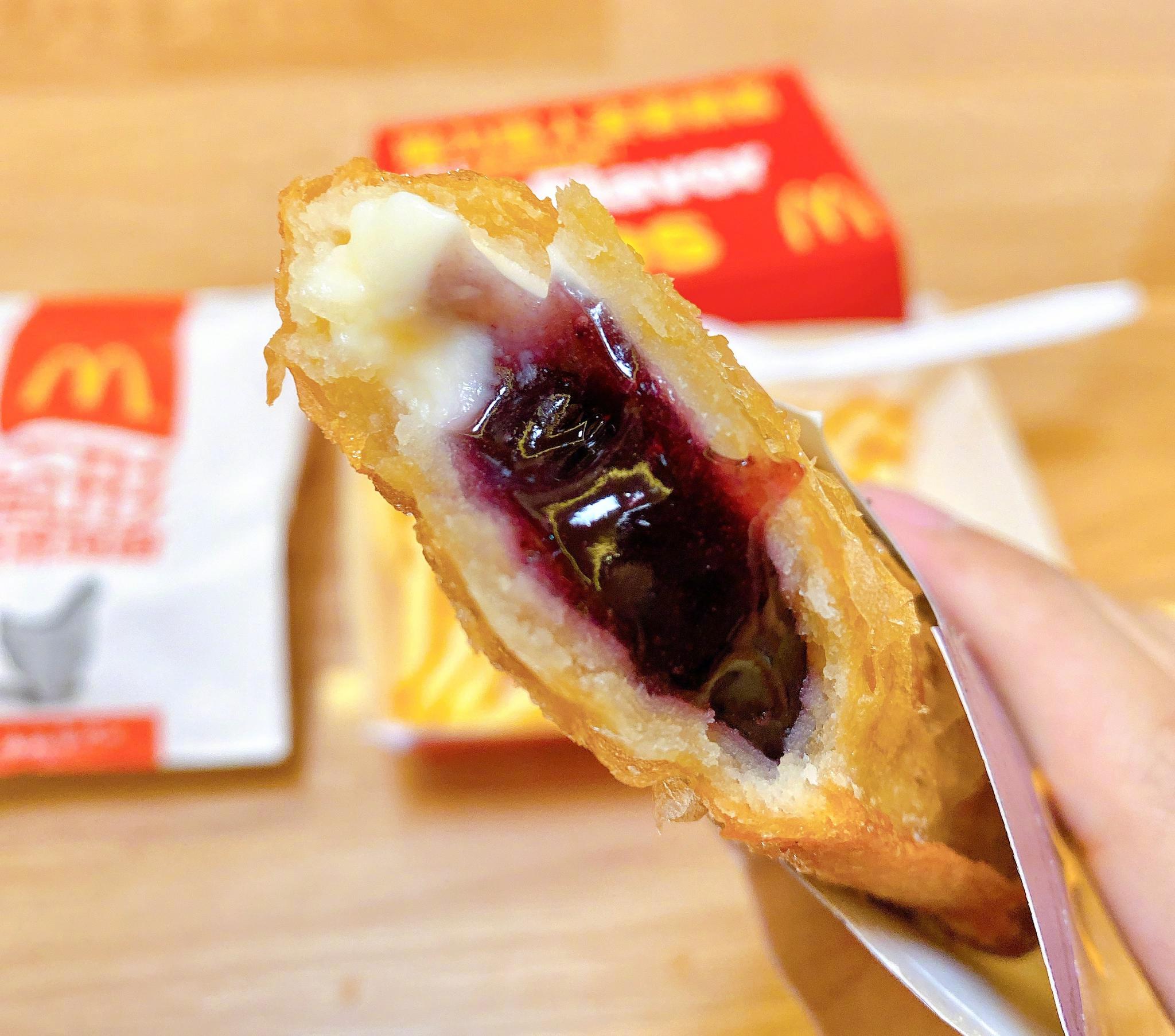 m记的芝士蓝莓派深得我心邀请你们试一试里面的馅是一半蓝莓酱一半芝