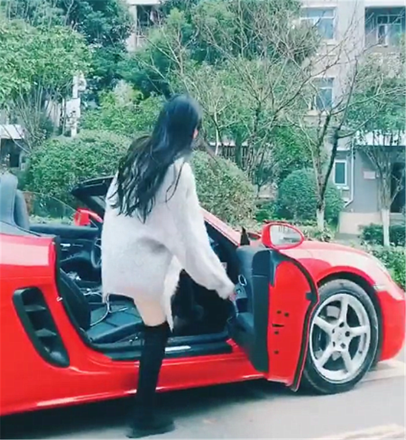 55万保时捷现街头看到女车主背影那一刻都没心思看车