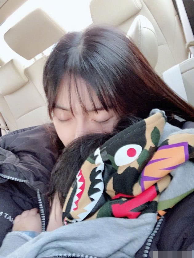 baby抱小海绵睡觉画面温馨,打脸与黄晓明的不实传闻