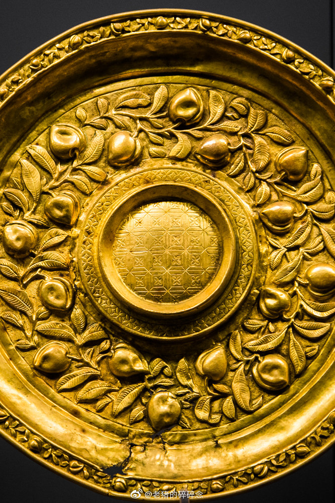 金代/金錾花托盘/首都博物馆藏