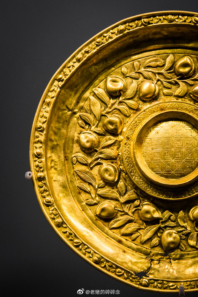 金代/金錾花托盘/首都博物馆藏