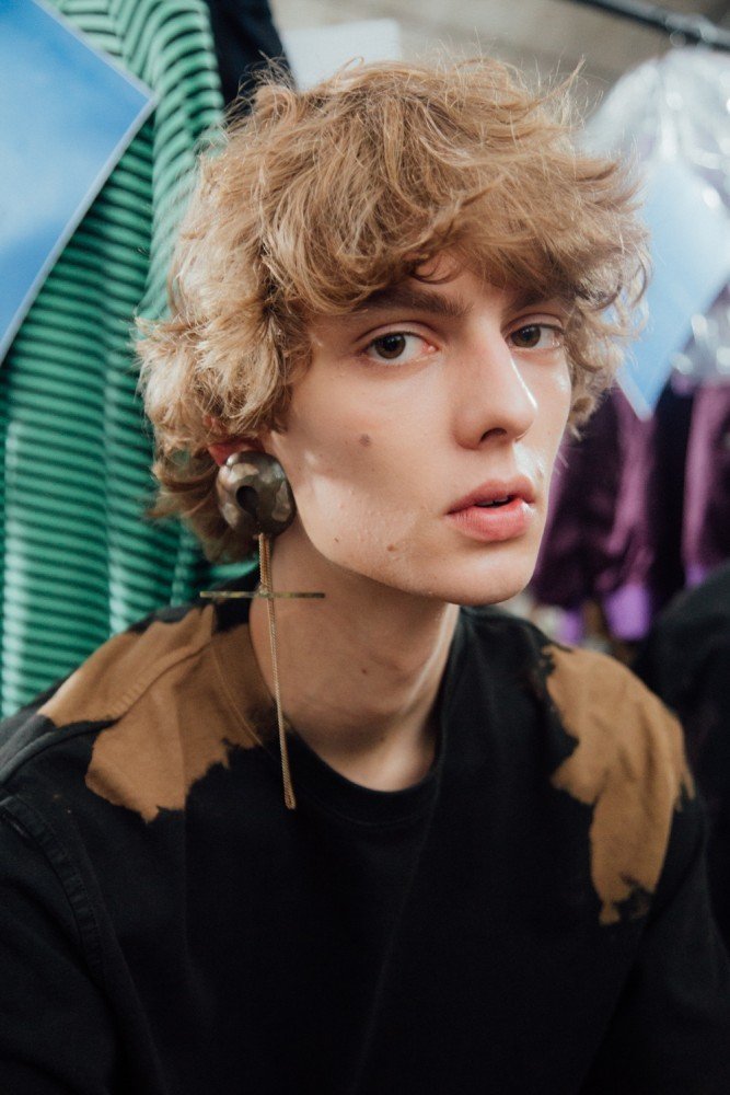 一头卷发眼眸清澈的19岁男模leondame