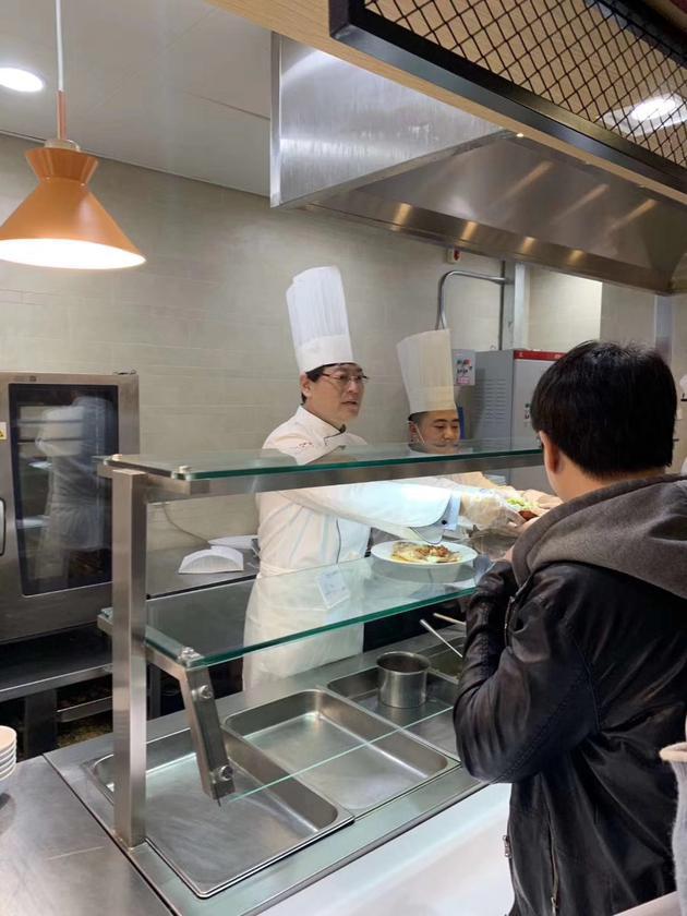 联想杨元庆于今日中午出现在联想总部食堂