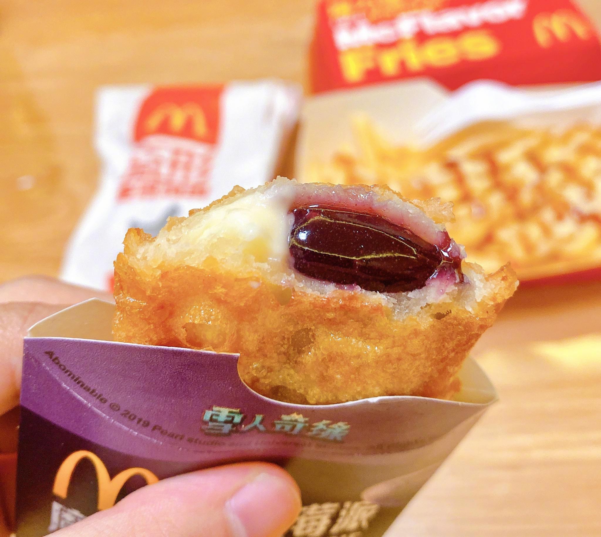 m记的芝士蓝莓派深得我心邀请你们试一试里面的馅是一半蓝莓酱一半芝