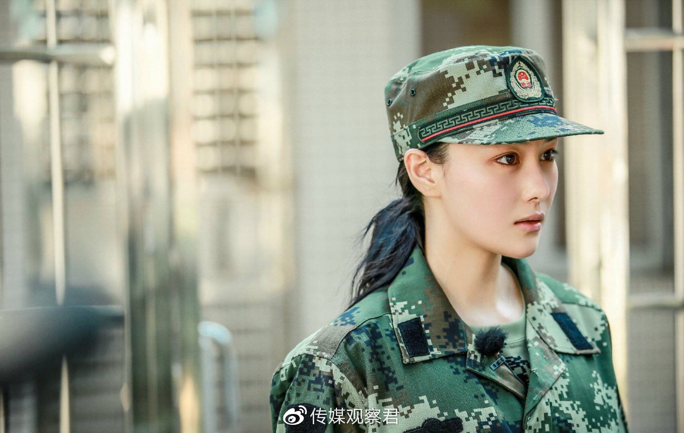 军嫂张馨予军装旧照曝光气质适合演号手就位吗