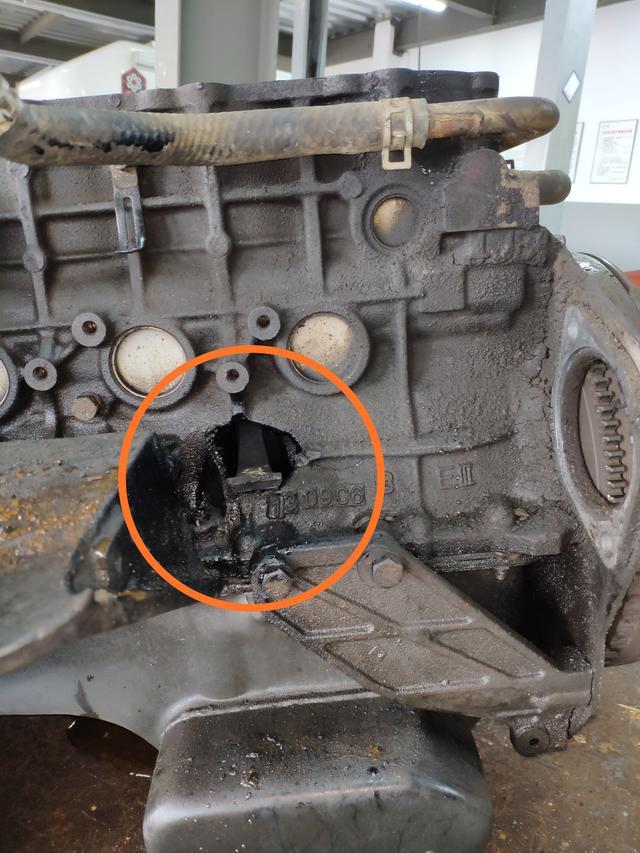 如果抛开发动机缸体不破裂,活塞连杆都正常的情况下,那只有拉缸的可能