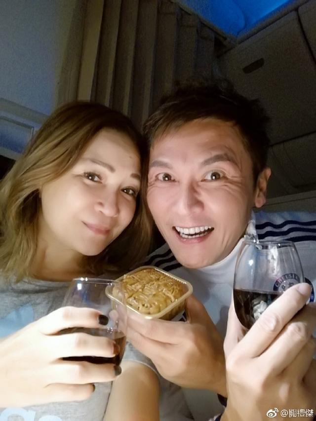 47岁关礼杰结婚29年两千万房产全给妻子,最自豪两个女儿聪明美丽