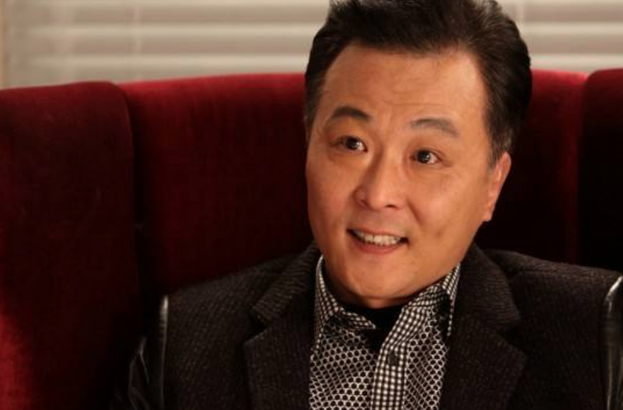 破冰行动中他是一位不起眼的小角色但是他有着双面人生