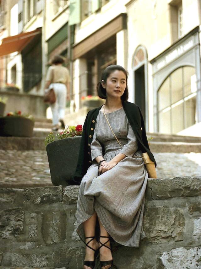 被64岁林青霞惊艳到了!波波头短发搭配连衣裙,气质优雅又减龄