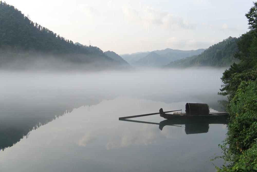 "潮落夜江斜月里,两三星火是瓜州",他看到了潮落,他看到了江面上一弯