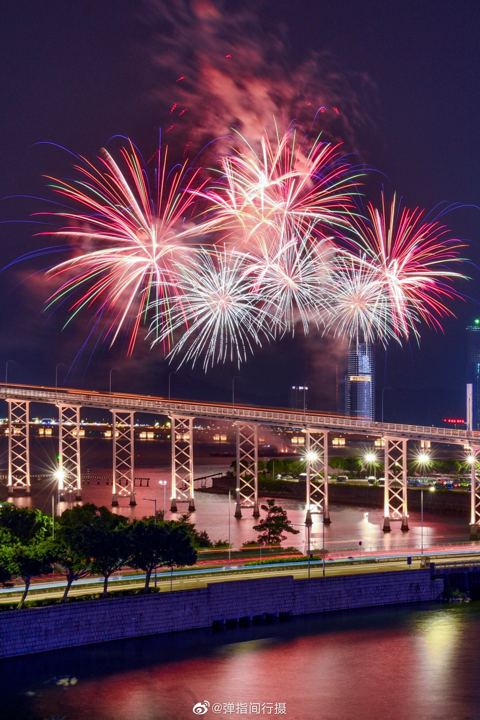 一年一度的澳门国际烟花比赛汇演于昨晚(9月7日)隆重开幕