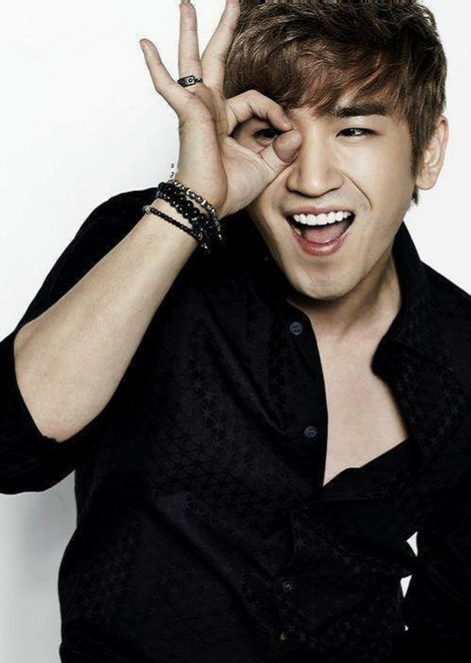 据韩媒,韩国男团神话成员李玟雨涉嫌性骚扰案