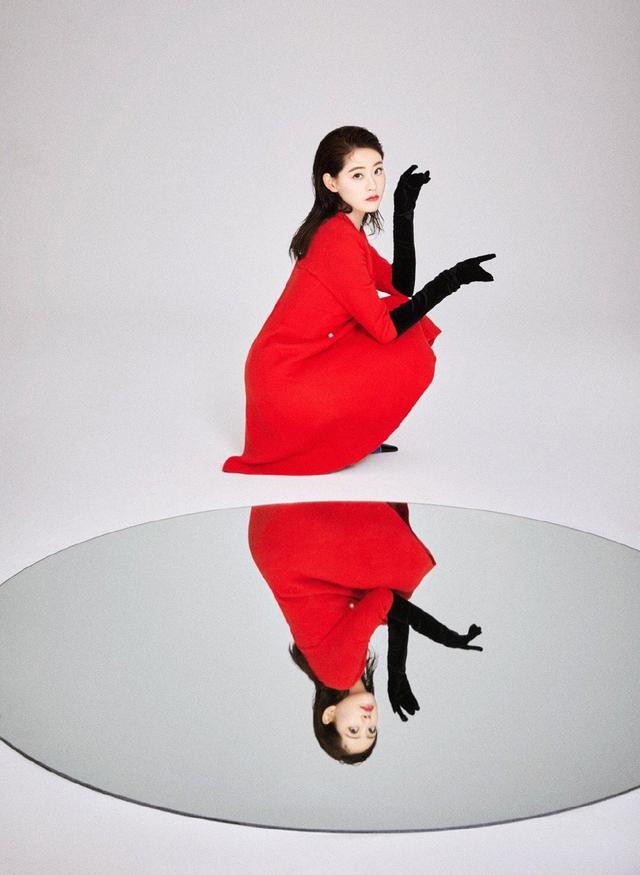 她是《倚天屠龙记》周芷若,今穿红裙戴黑手套,镜子里美得很高级