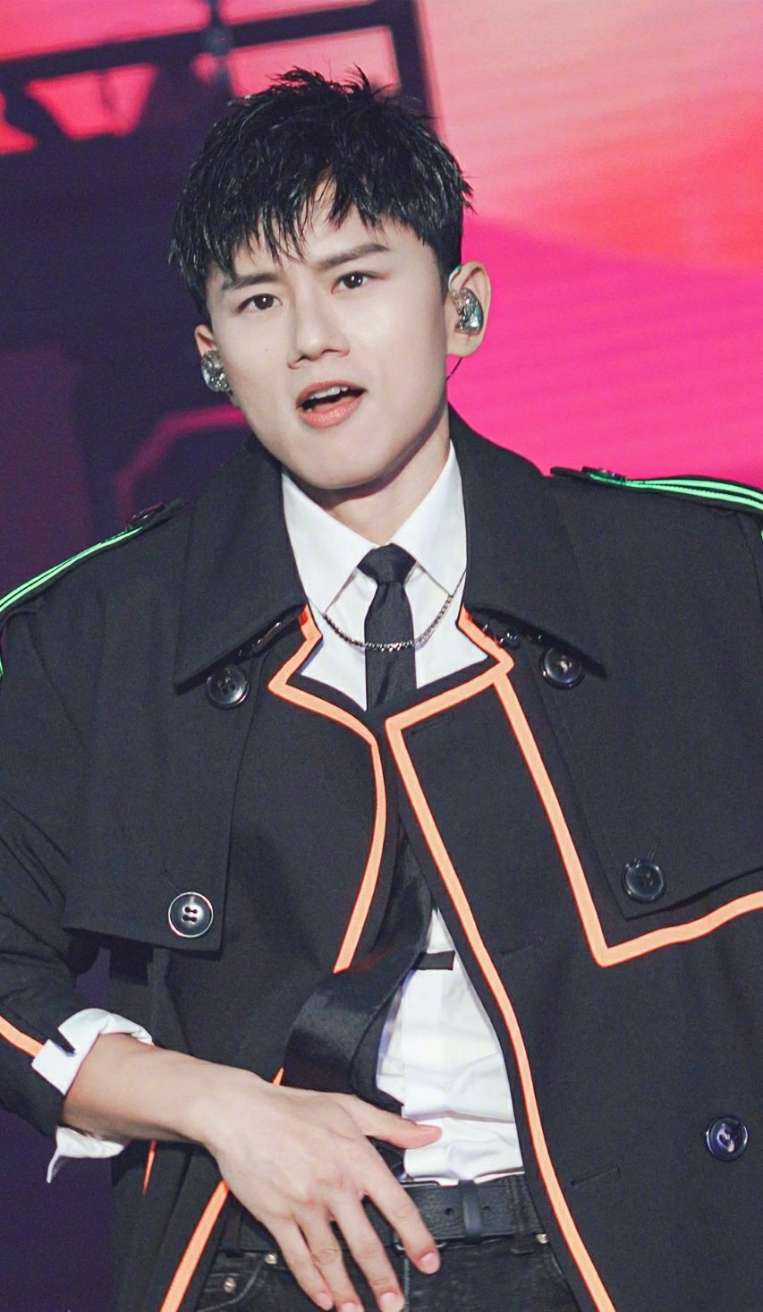 恭喜张杰获得最佳金曲奖,实至名归,不知道娜姐会有什么奖励呢