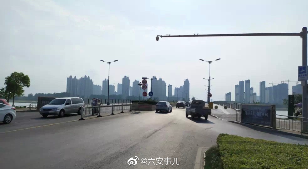 六安新安大桥限高杆拆除5路公交车恢复通行大货车依然禁行