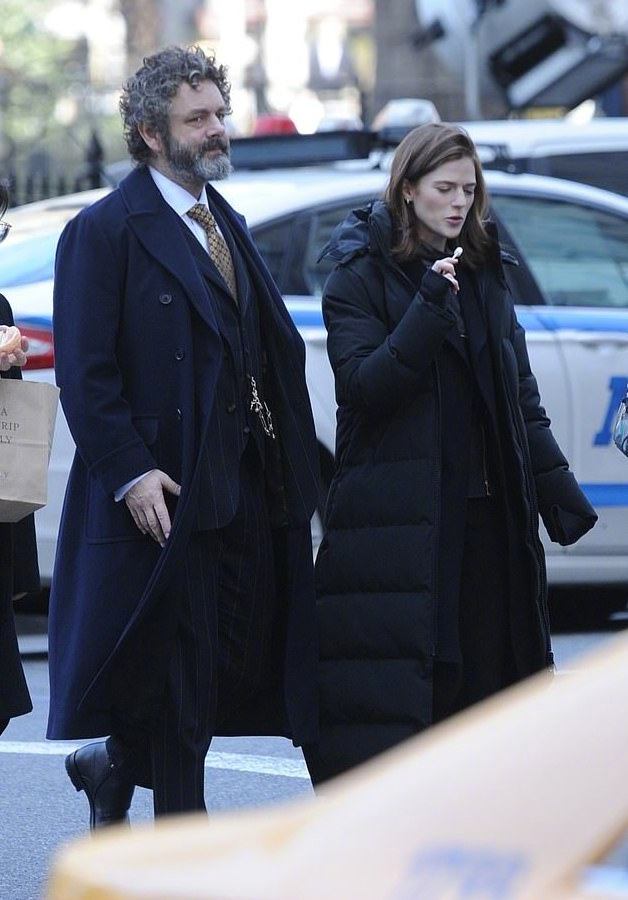 萝斯·莱斯利rose leslie和迈克尔·辛michael sheen(新加入饰演律师)