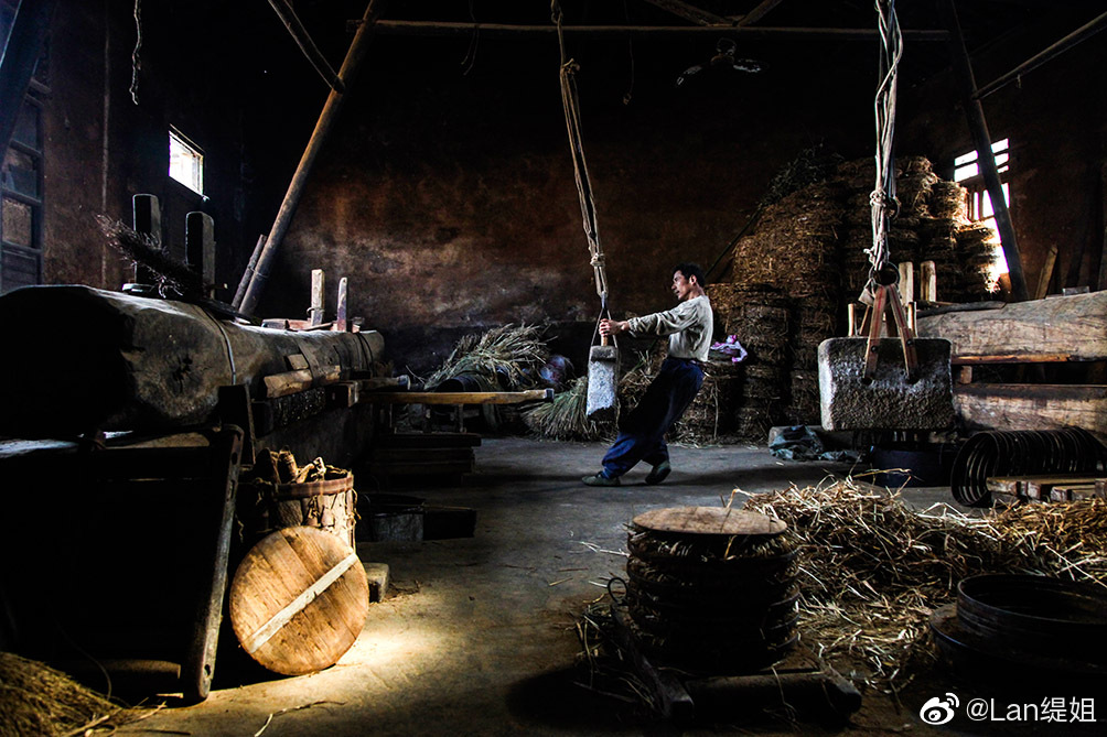 这里是黄山市歙县富堨(e)村老榨油坊,在人们的生活中