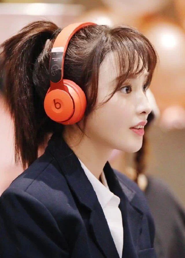 彭小苒用西装搭配破洞裤,本以为很简单,哪知坐下才看到裤子玄机