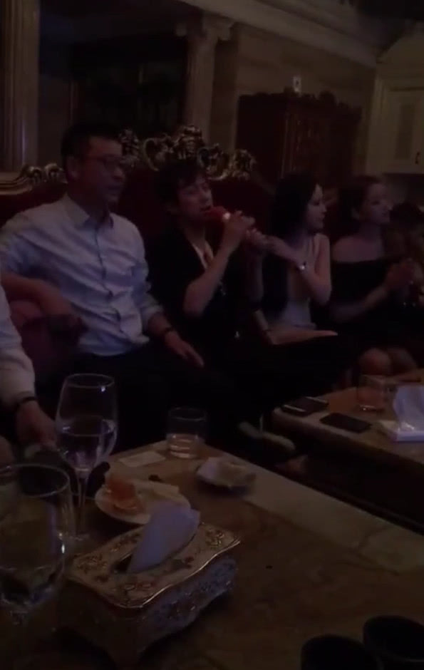 里面唱歌的人正是解晓东,不过从视频中来看,几个人像是在ktv里,解晓东