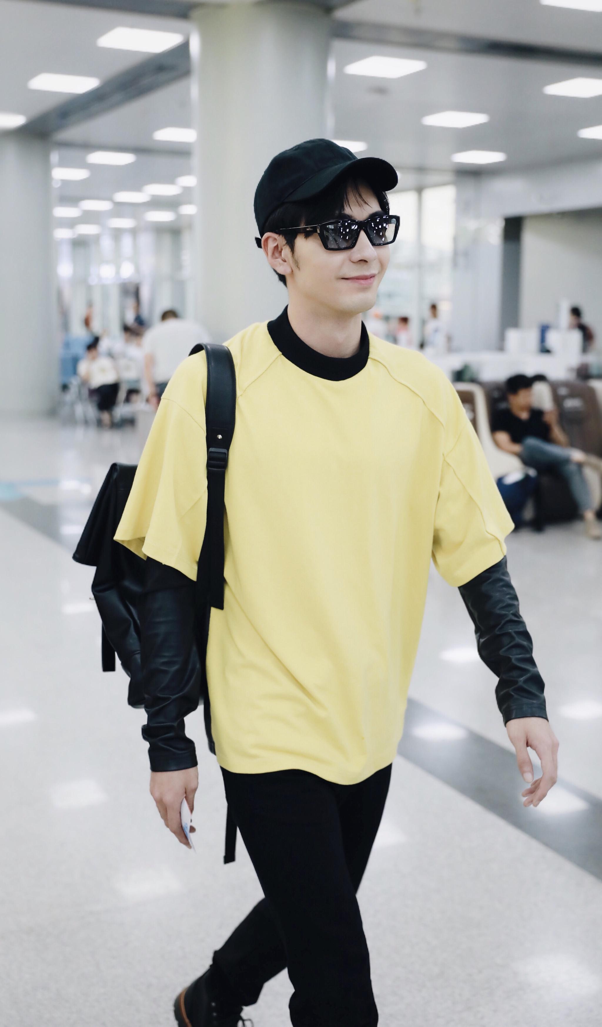 陈星旭chen先生身着鹅黄色宽松t恤现身机场