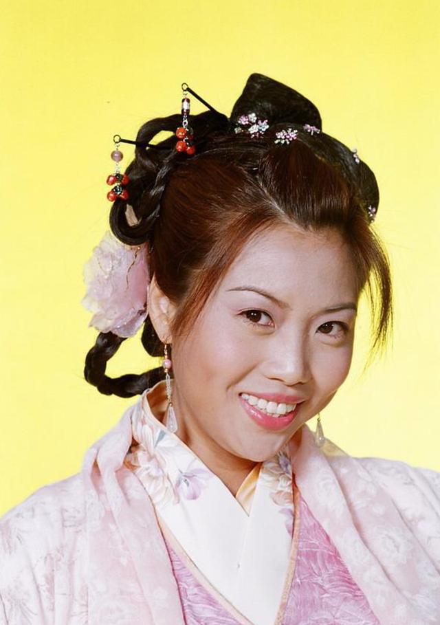53岁前tvb艺人梅小惠罕见携男友逛街,与初恋曾伟权分手单身20年