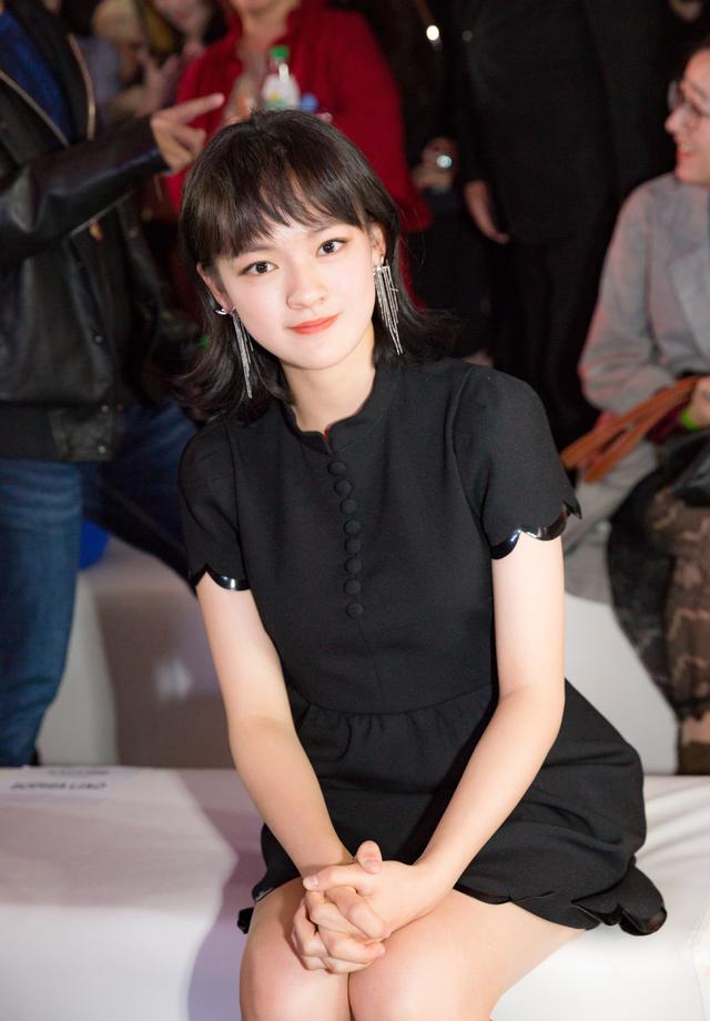 文淇厉害了,中分短发搭配皮衣又美又酷,才15岁气质就让人惊艳