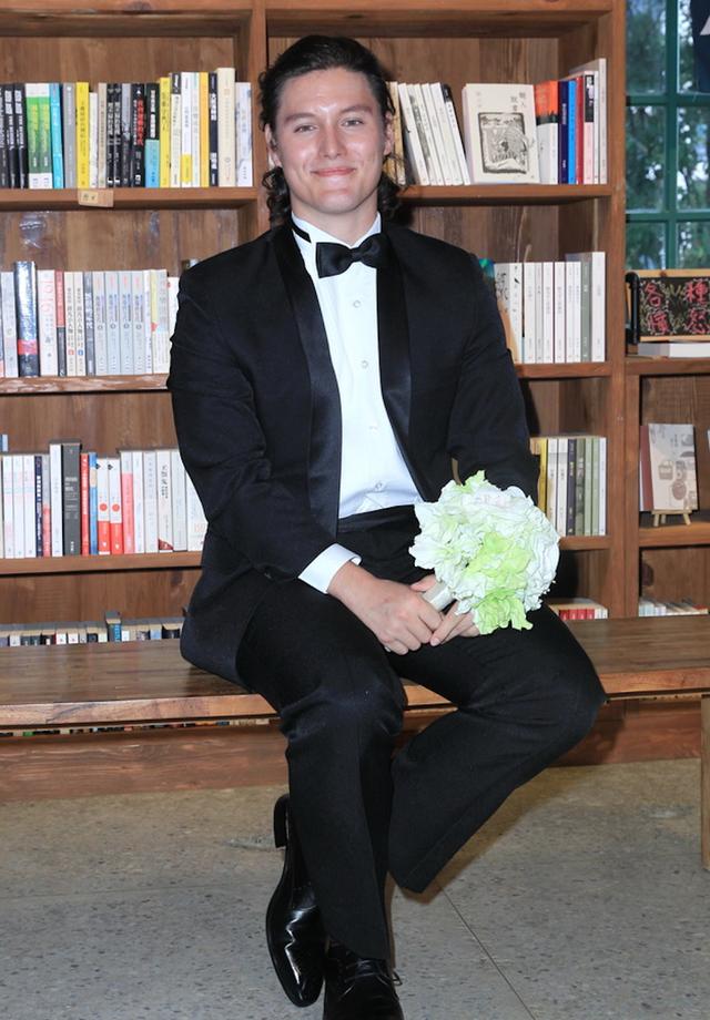 29岁周厚安罕见同框周华健略沧桑仍难挡帅气,一家四口皆俊男美女