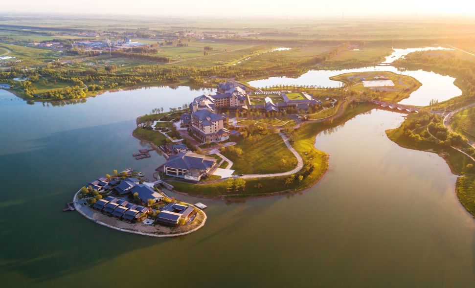 京津冀后花园文安鲁能希尔顿酒店坐拥千亩湖泊万亩庄园