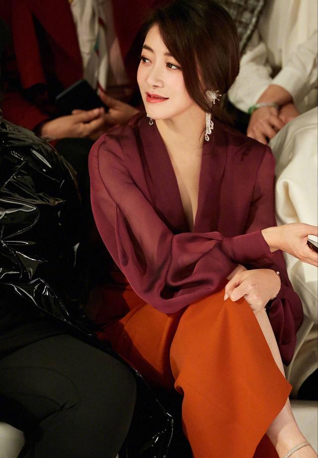 陈紫函我觉得你太有气质了,红色系照你这么穿,还挺好看