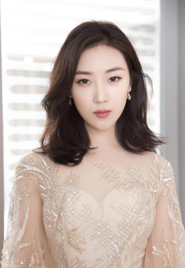 菅纫姿27岁身材曼妙,穿雪纺面料连衣裙优雅大气,意外穿出高级感