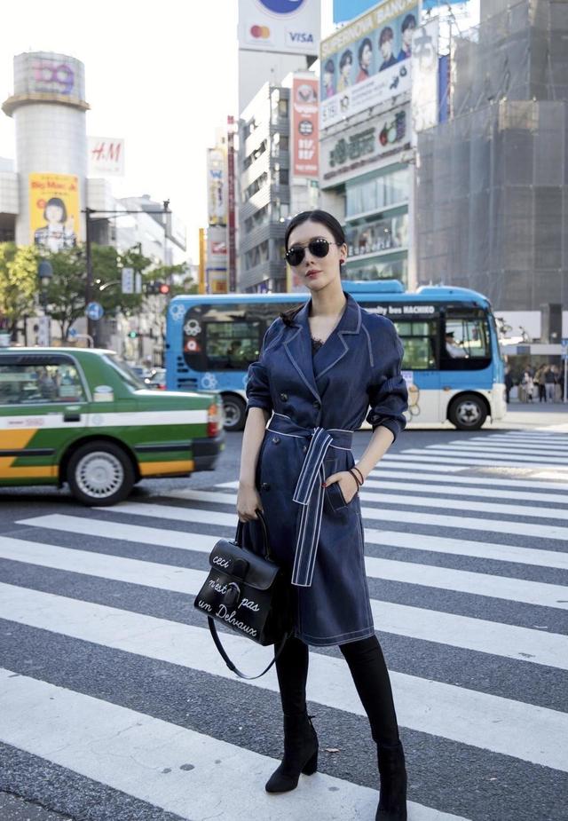 38岁的田朴珺气质开挂,身穿白色西服内搭连衣裙秀长腿,魅力十足