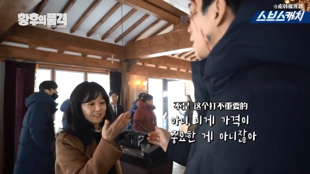 韩剧《皇后的品格》幕后花絮,张娜拉,申成禄在片场配合很默契