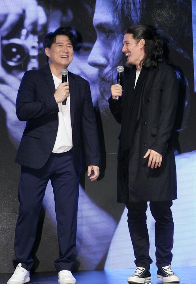 29岁周厚安罕见同框周华健略沧桑仍难挡帅气,一家四口皆俊男美女