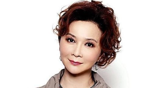 曾与郭达传绯闻,却被老公100封情书追到手,今58岁身材仍似少女