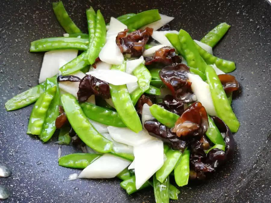 这道家常时蔬小炒,是年夜饭必备菜,看着清爽,吃着脆嫩可口