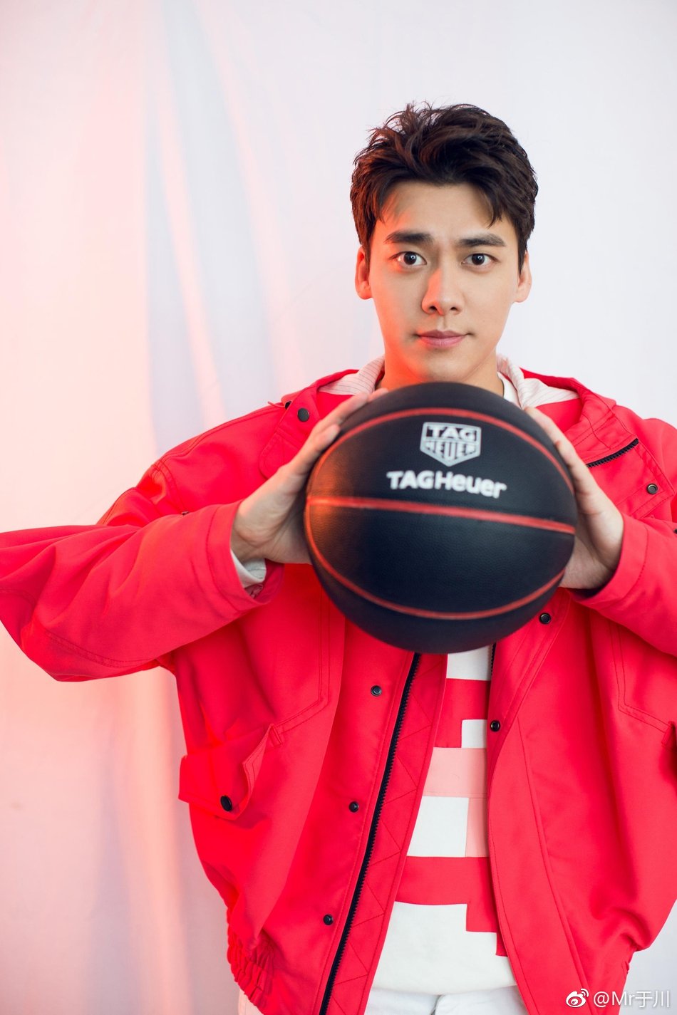 运动男孩@李易峰  身穿feng chen wang 2019春季男装外套亮相春晚