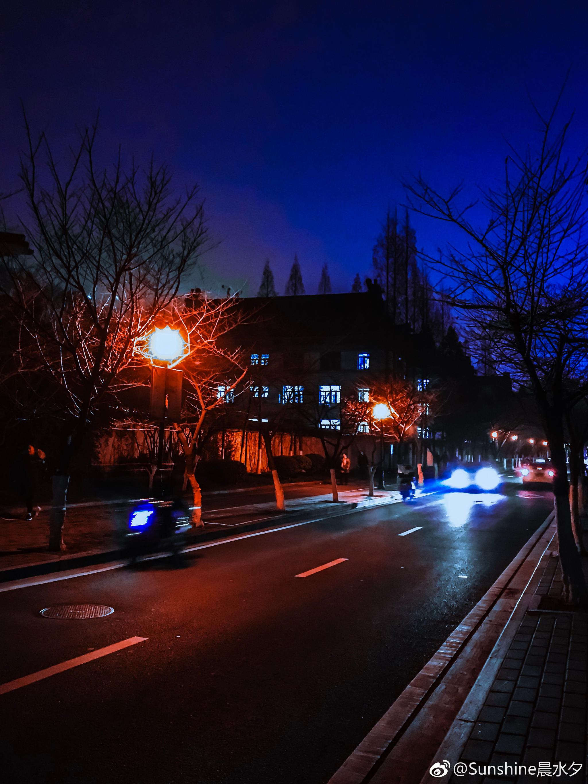 手机冬夜,南京街头. @西门町吃在宁波 @微博摄影 @手机摄影