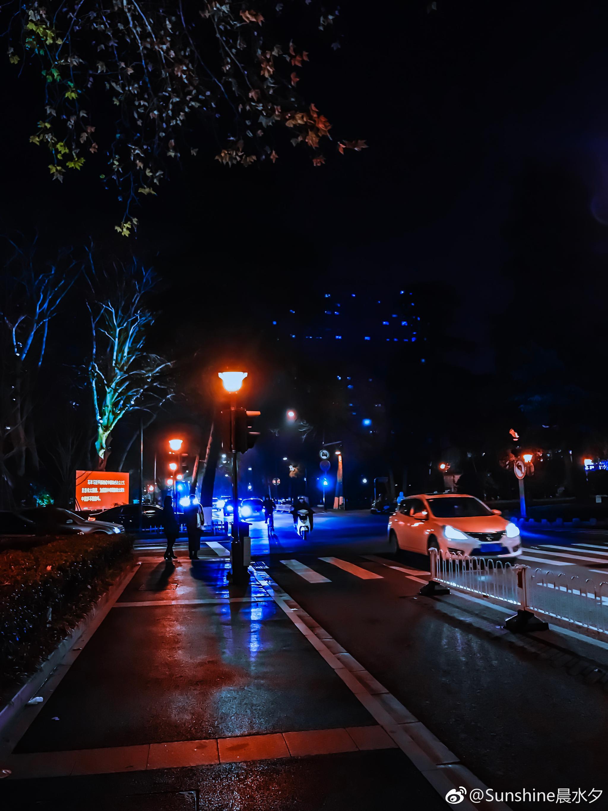 手机冬夜,南京街头. @西门町吃在宁波 @微博摄影 @手机摄影