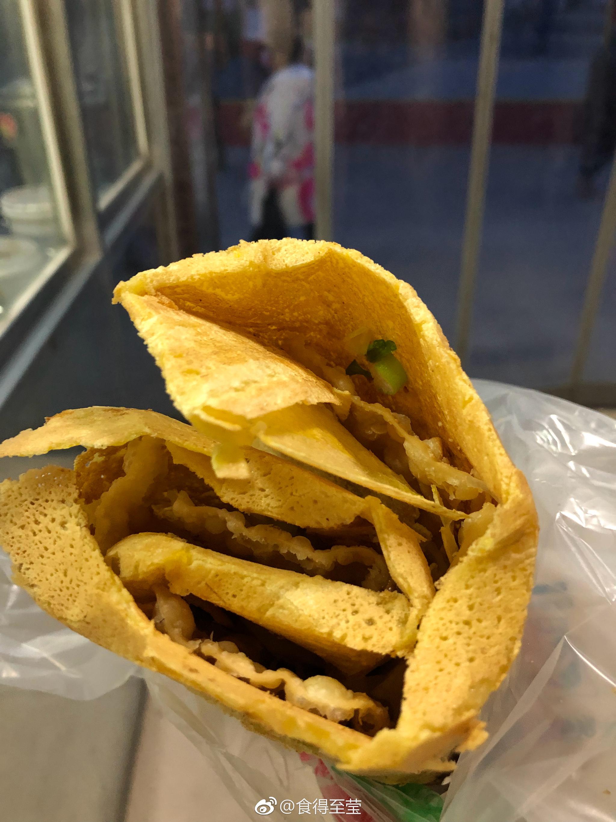 朝阳区南磨坊大柳树市场内的福利彩票煎饼果子,8块一个