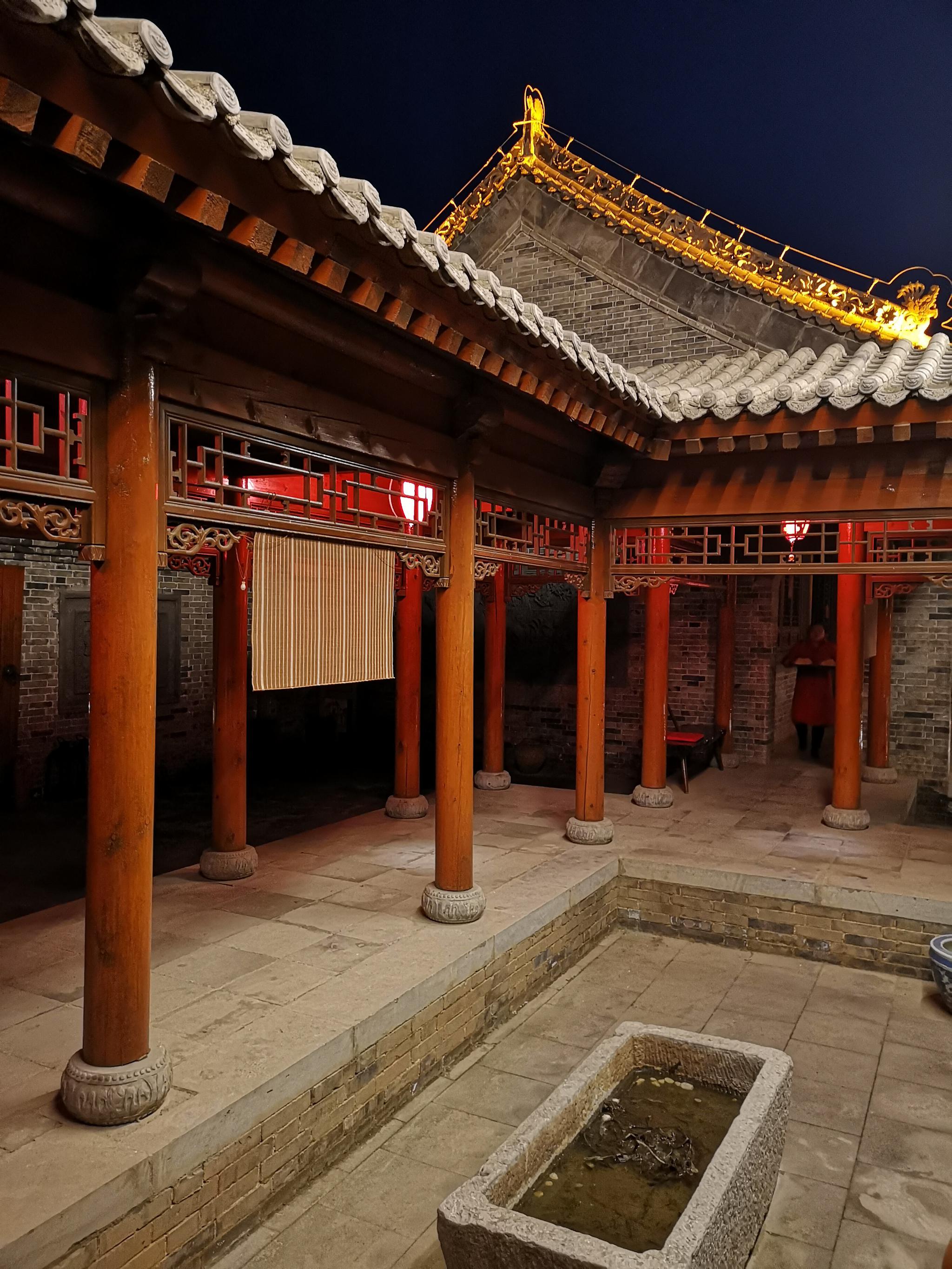 陕西游学第三天晚上入住白鹿原传统四合院夜景非常漂亮