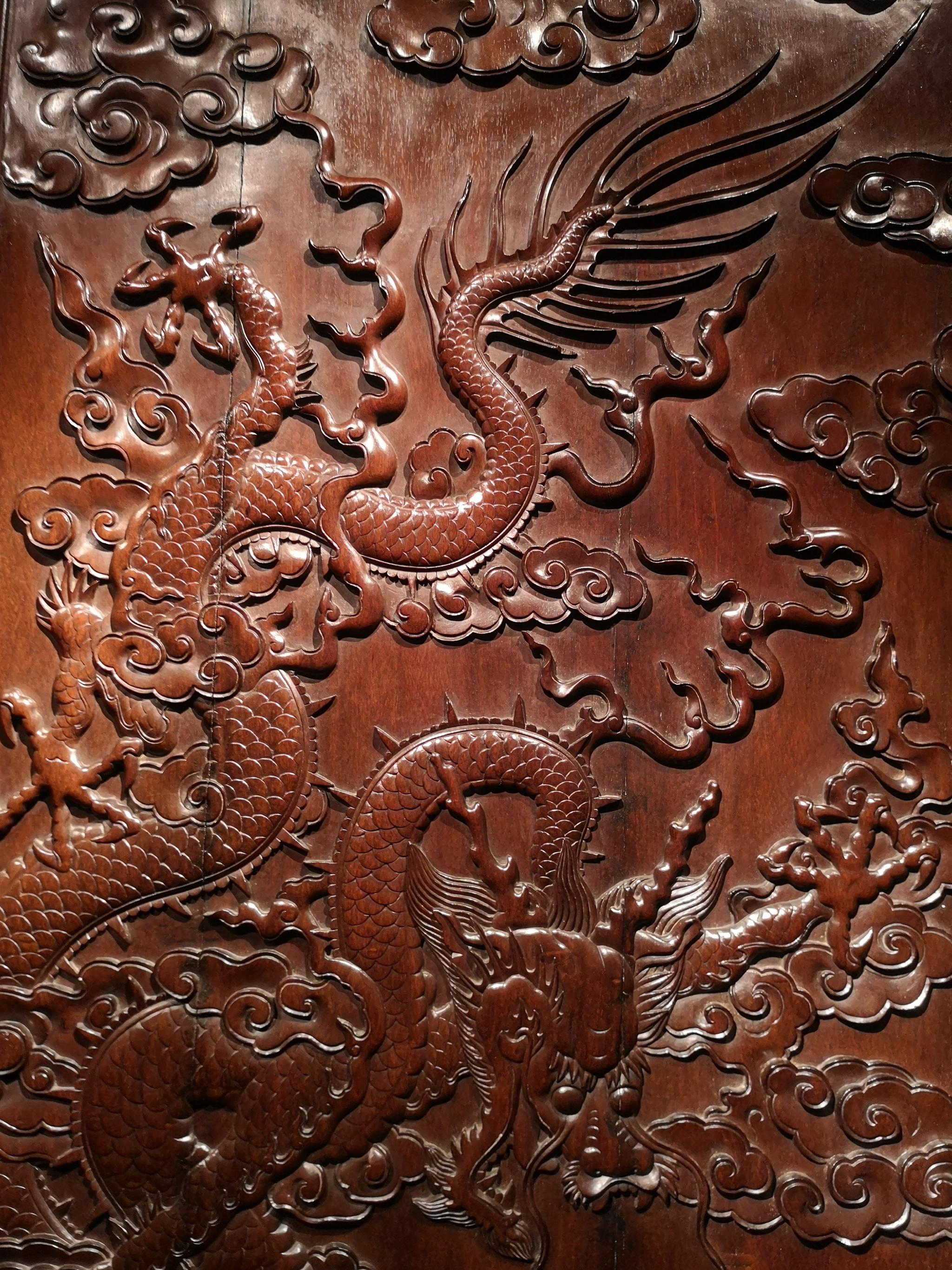 上海博物馆藏· 清代紫檀木雕云龙纹大方角柜