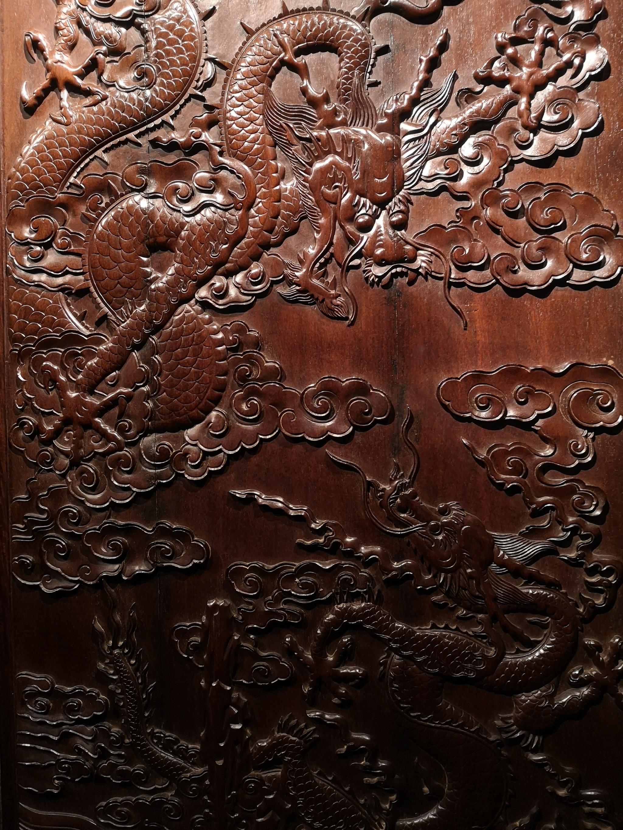 上海博物馆藏· 清代紫檀木雕云龙纹大方角柜