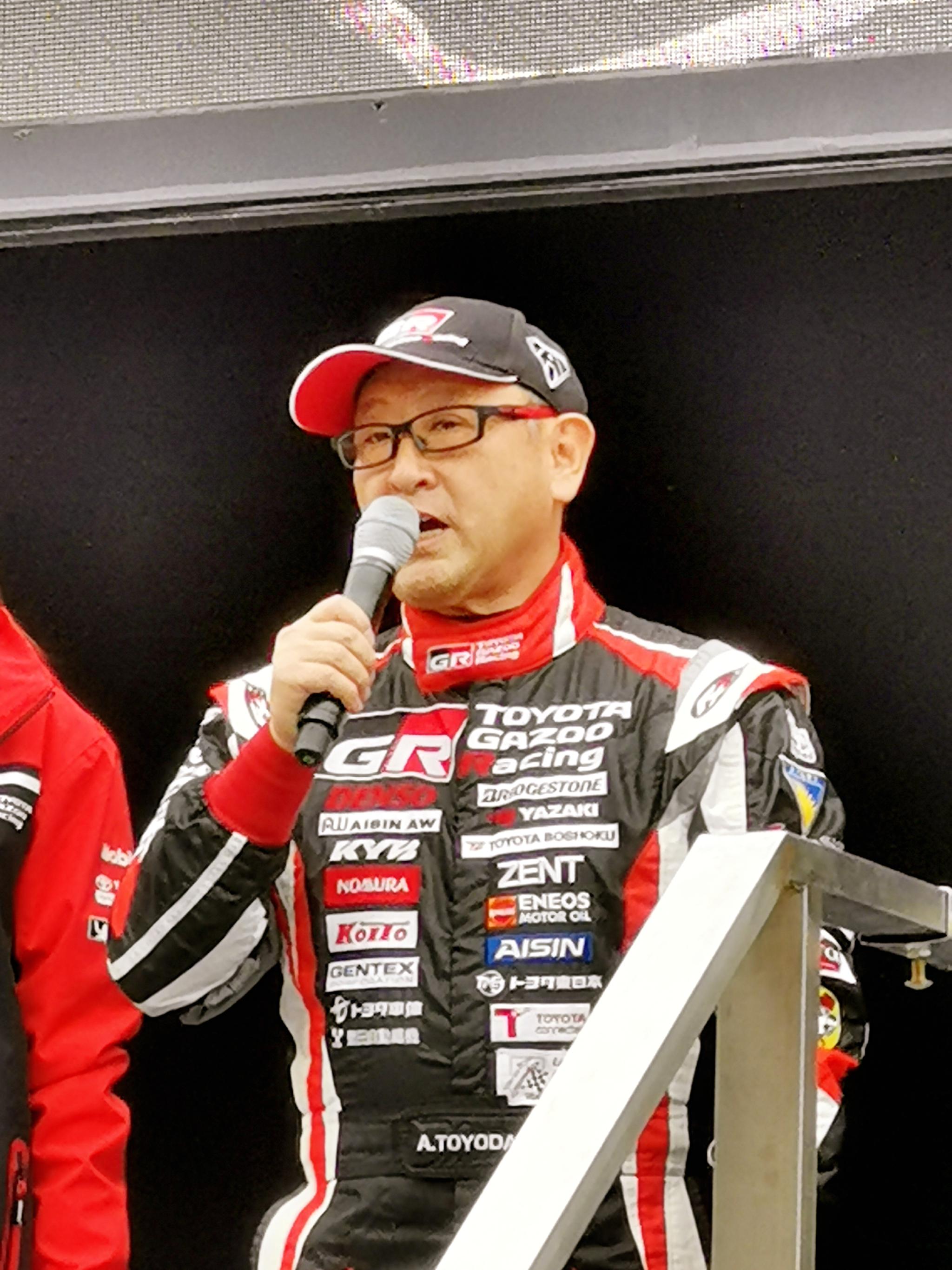 今天,@丰田章男 驾驶86赛车在清华大学校园里