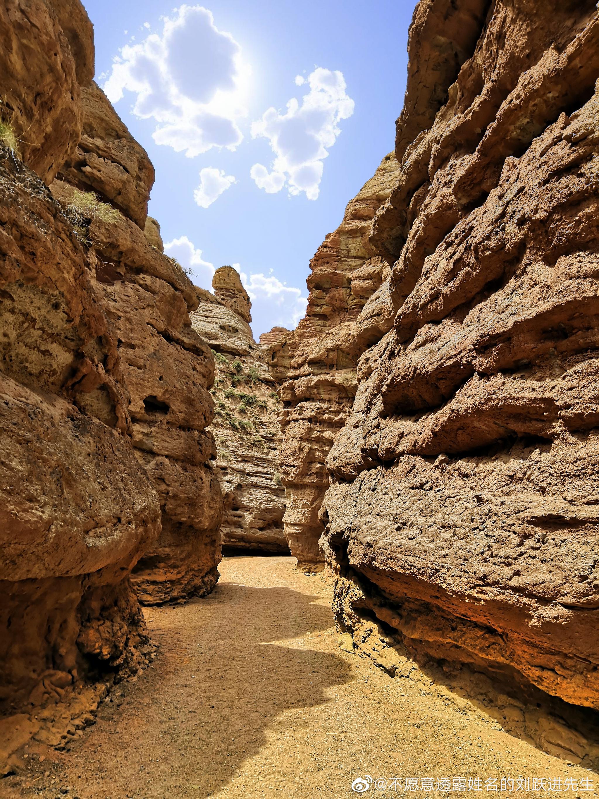 来到平山湖大峡谷的第一眼,必定让你流连忘返.