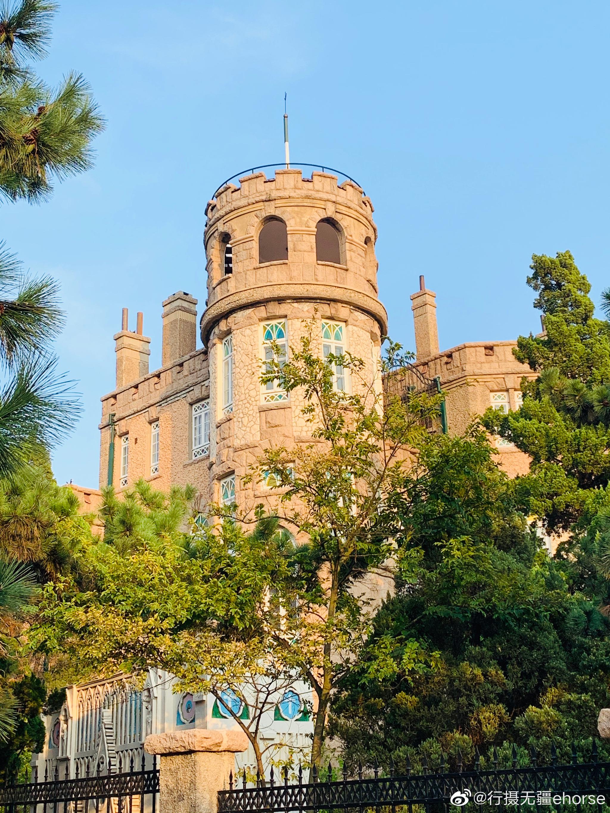 青岛的八大关风景区是当地必打卡之地!这里红瓦绿树碧海蓝天