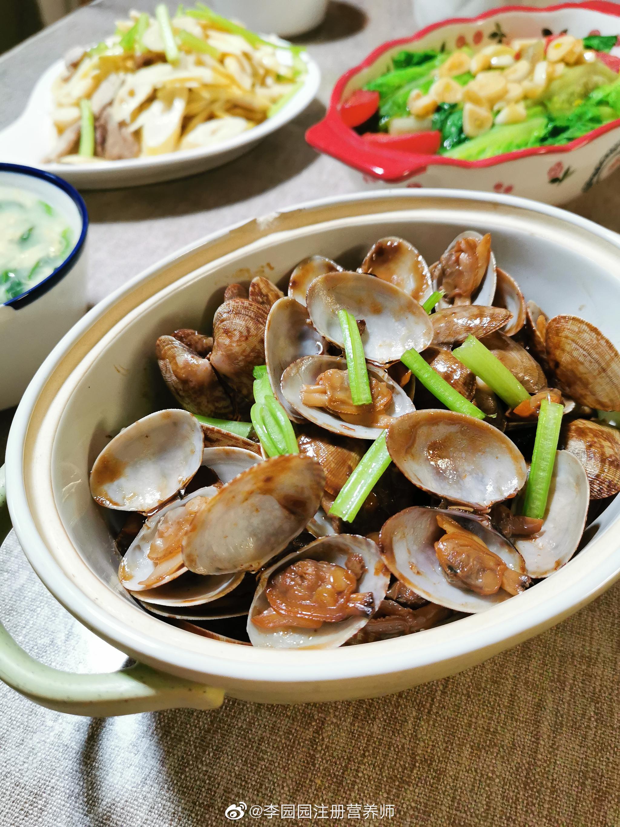 蚝油生菜 爆炒蛤蜊 竹笋炒肉 芹菜蛋汤
