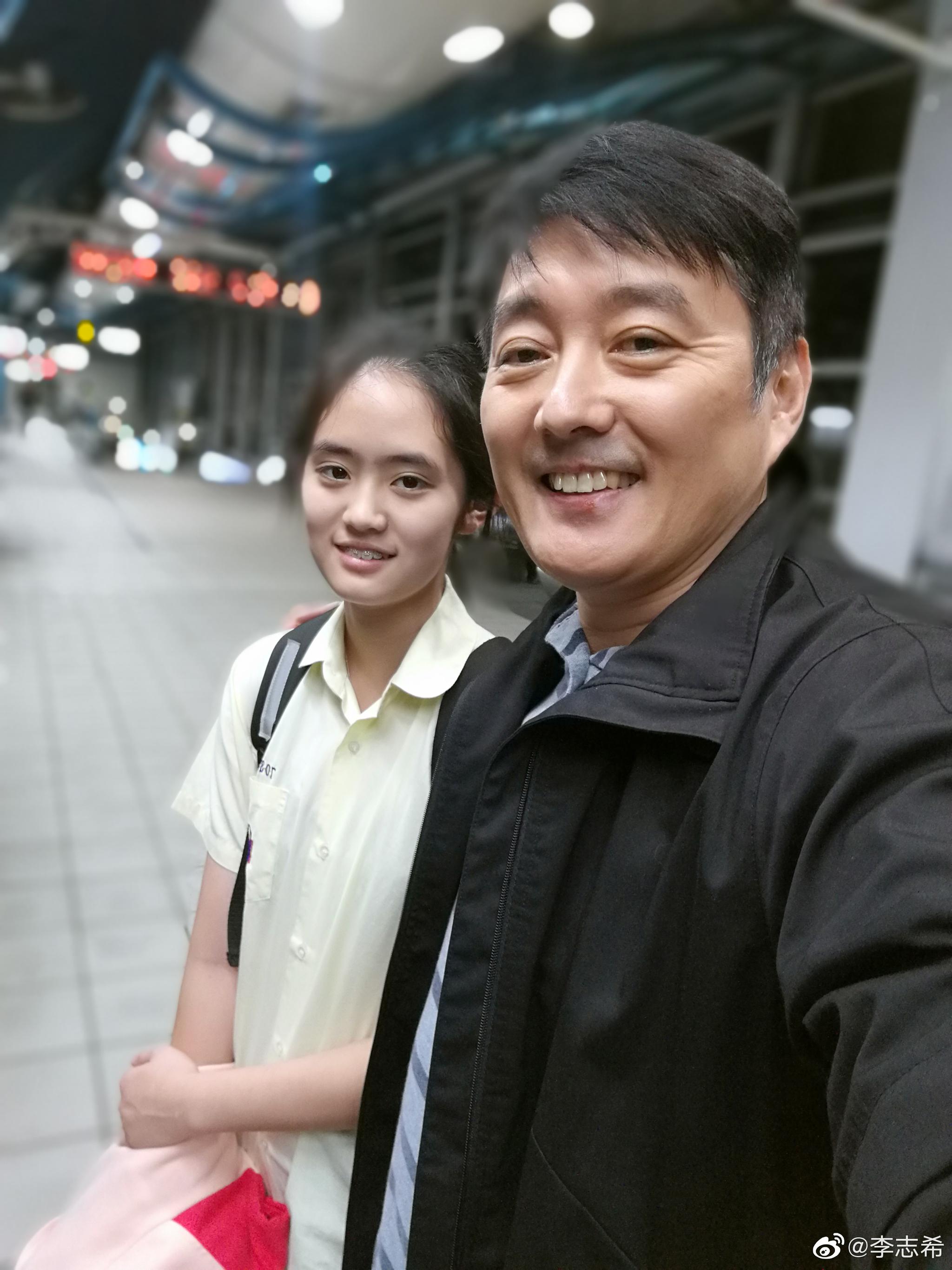 家长会开完会接女儿回家.